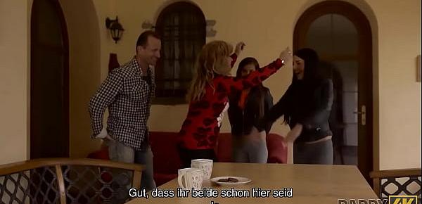 DADDY4K. Hübscher Mann und zwei schillernde Teenager entspannen sich im Wohnzimmer